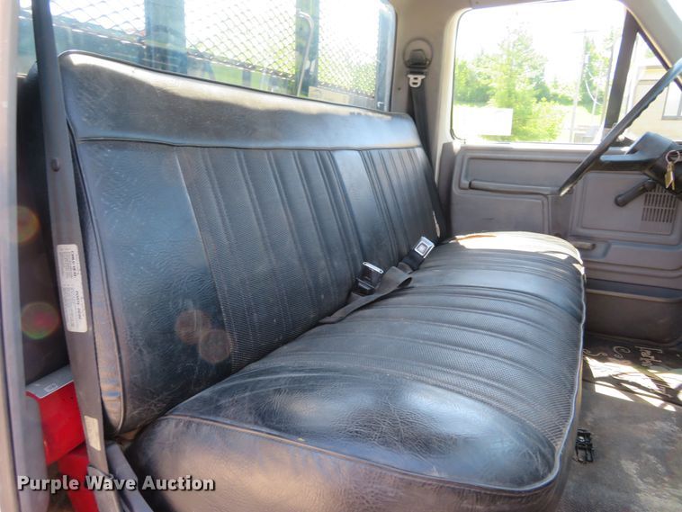 image for item DM7460 1997 Ford F800  flatbed truck