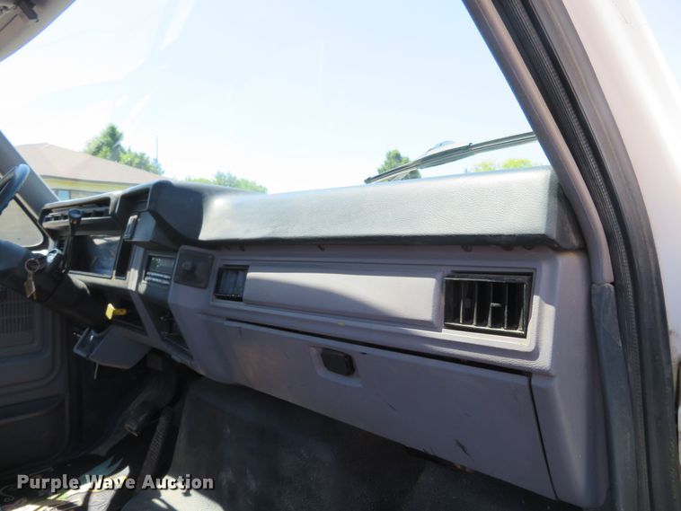 image for item DM7460 1997 Ford F800  flatbed truck