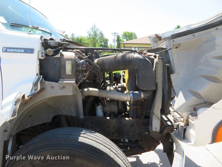 image for item DM7460 1997 Ford F800  flatbed truck