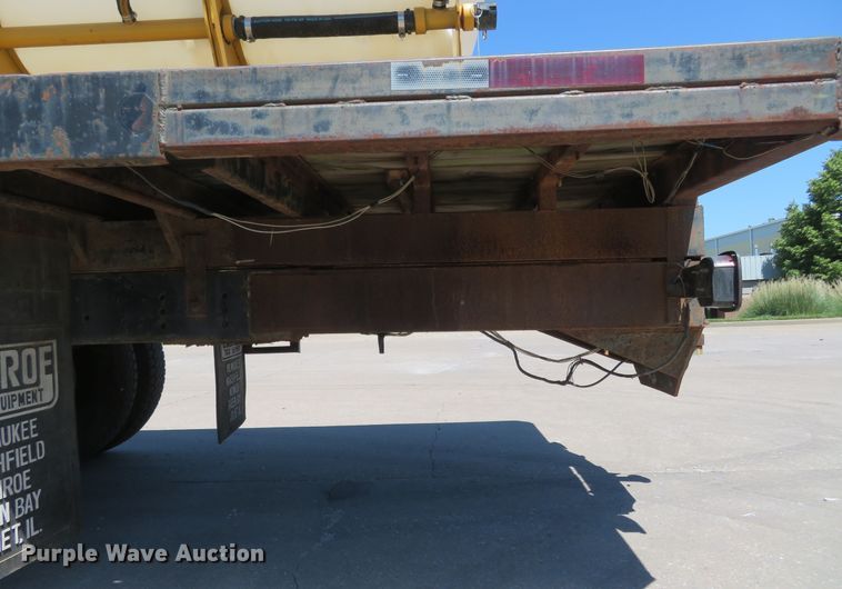 image for item DM7460 1997 Ford F800  flatbed truck