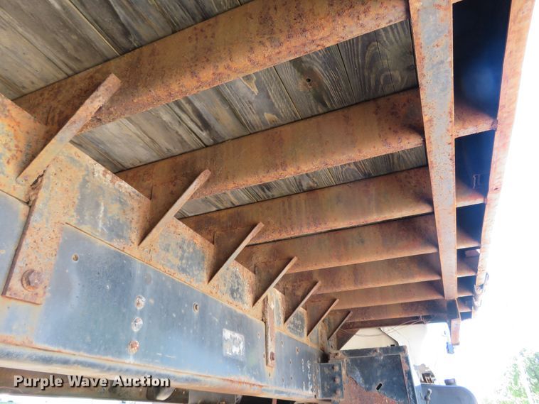 image for item DM7460 1997 Ford F800  flatbed truck