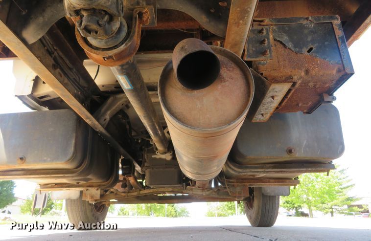 image for item DM7460 1997 Ford F800  flatbed truck