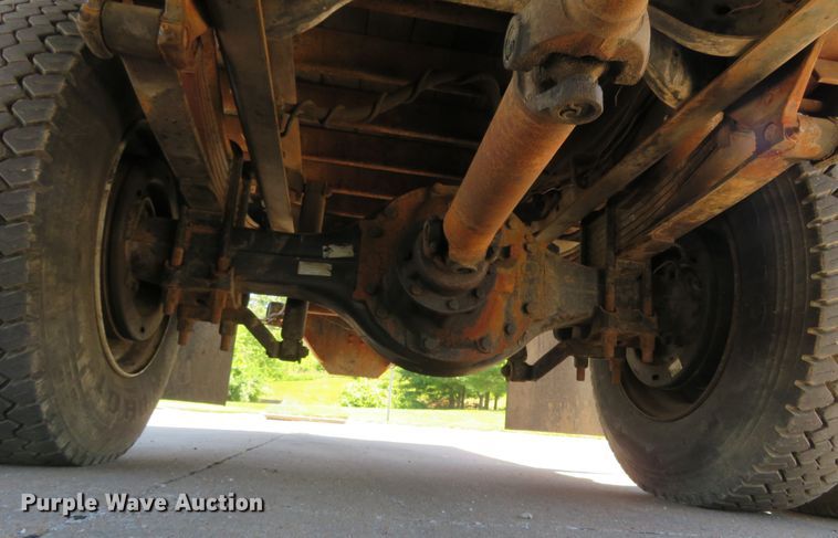 image for item DM7460 1997 Ford F800  flatbed truck