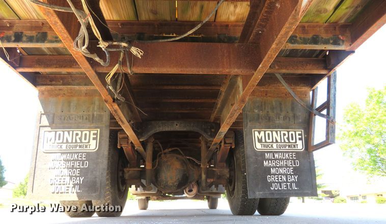 image for item DM7460 1997 Ford F800  flatbed truck