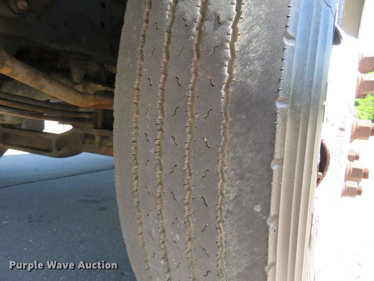 image for item DM7460 1997 Ford F800  flatbed truck