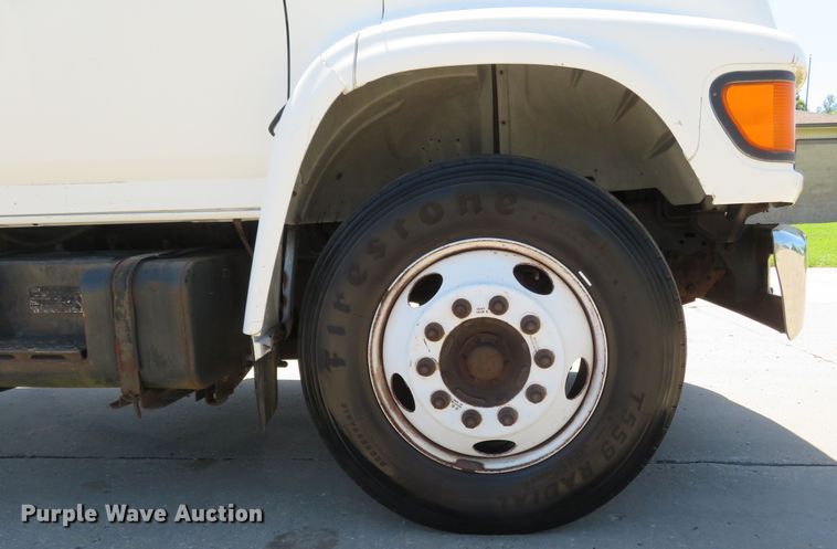 image for item DM7460 1997 Ford F800  flatbed truck