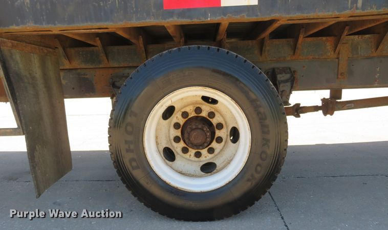 image for item DM7460 1997 Ford F800  flatbed truck