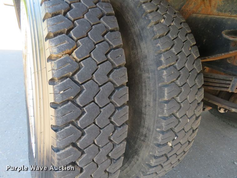 image for item DM7460 1997 Ford F800  flatbed truck