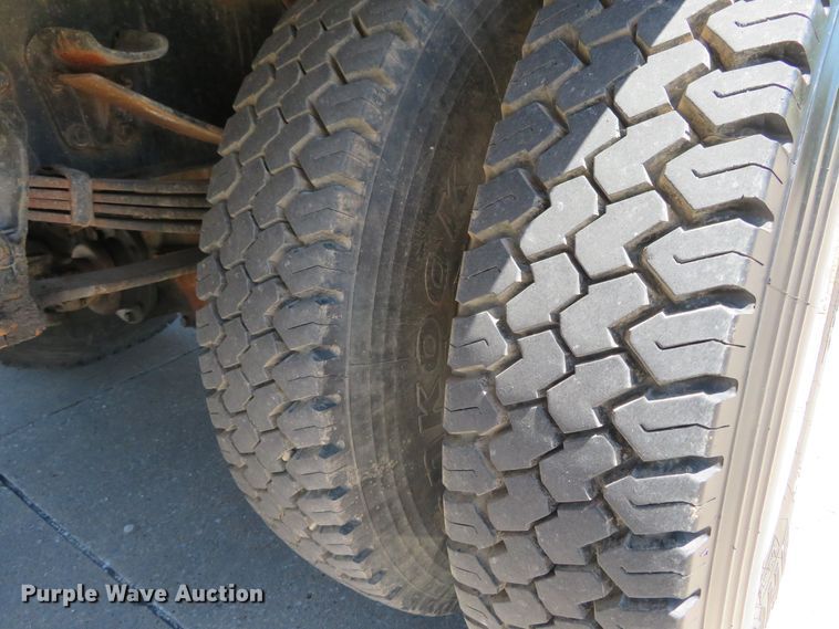 image for item DM7460 1997 Ford F800  flatbed truck