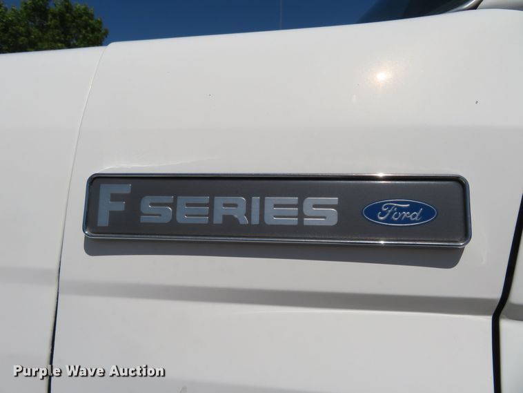 image for item DM7460 1997 Ford F800  flatbed truck