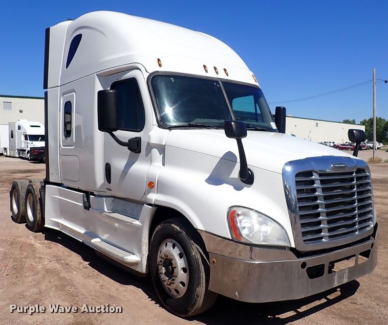image for item DI1979 2015 Freightliner Cascadia  semi truck