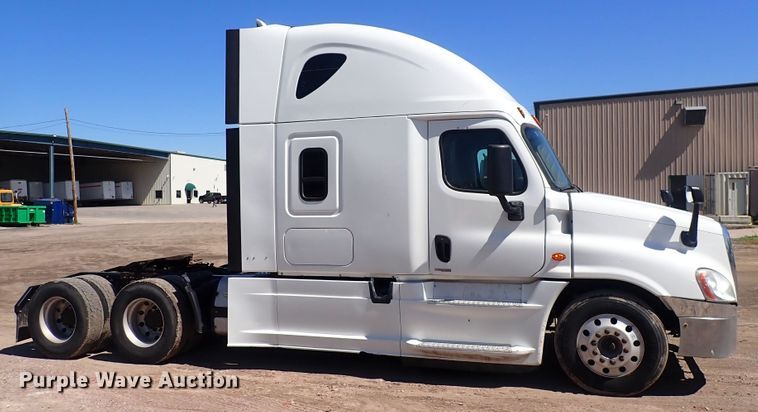 image for item DI1979 2015 Freightliner Cascadia  semi truck