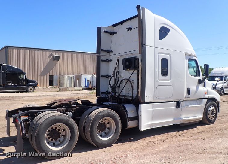 image for item DI1979 2015 Freightliner Cascadia  semi truck