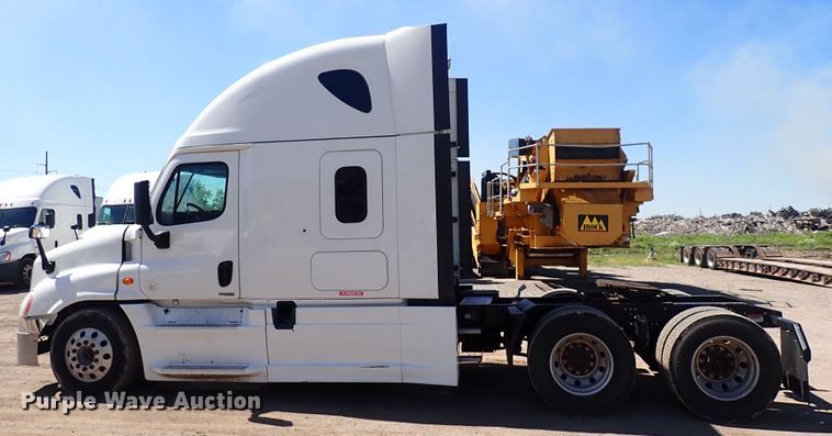 image for item DI1979 2015 Freightliner Cascadia  semi truck