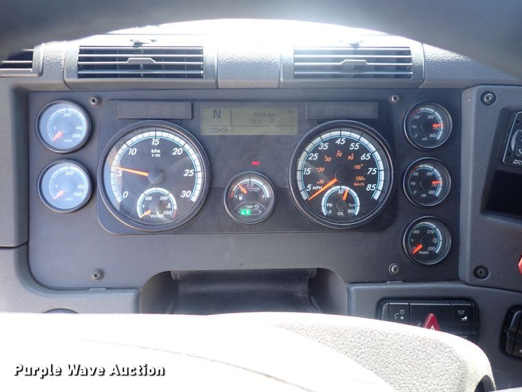 image for item DI1979 2015 Freightliner Cascadia  semi truck