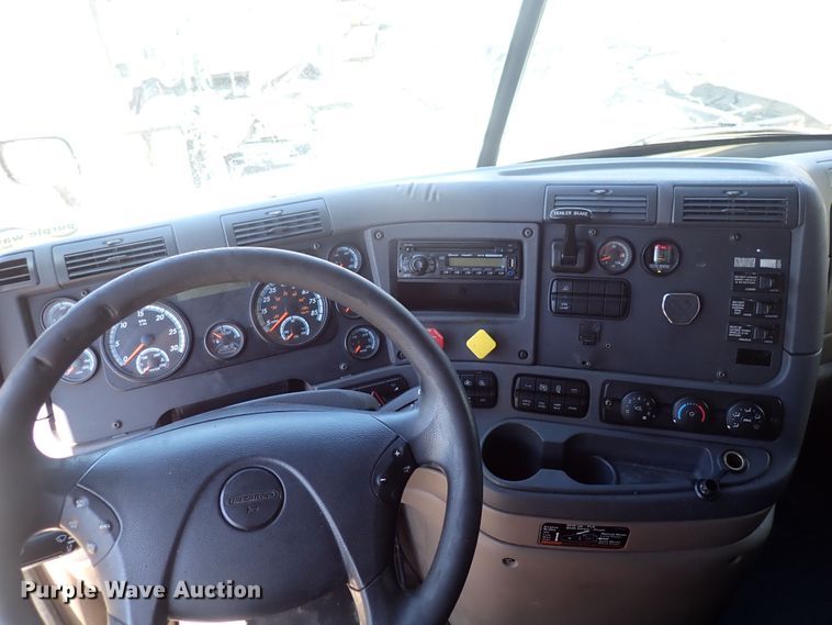 image for item DI1979 2015 Freightliner Cascadia  semi truck