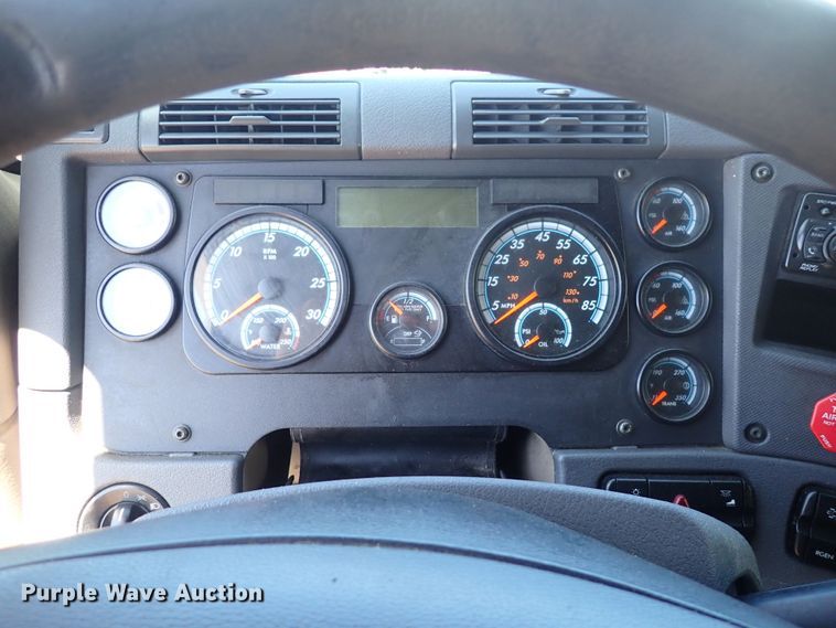 image for item DI1979 2015 Freightliner Cascadia  semi truck