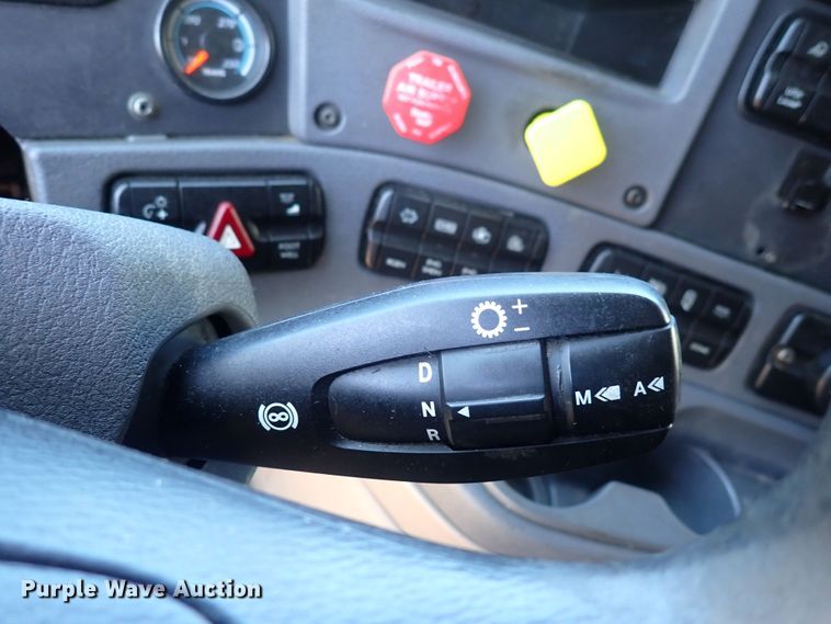 image for item DI1979 2015 Freightliner Cascadia  semi truck