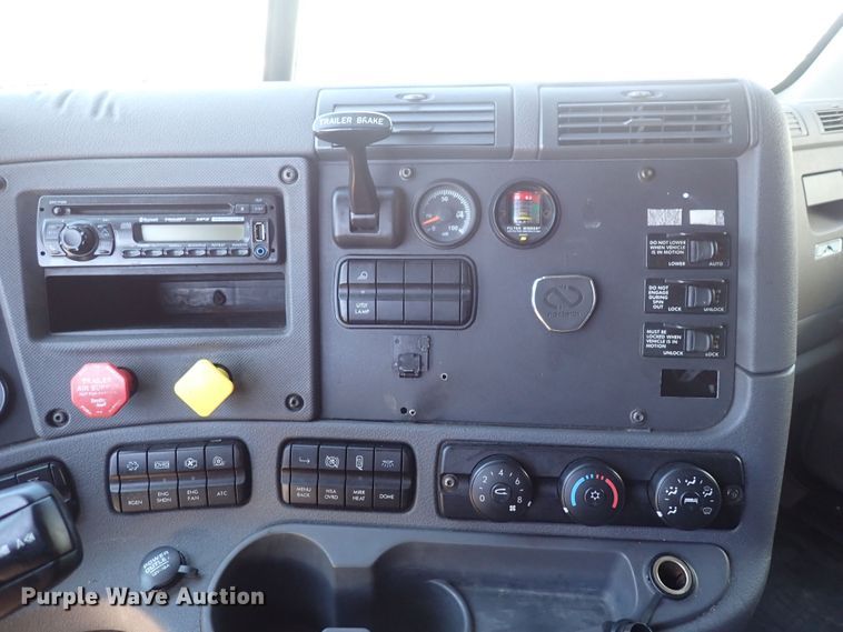 image for item DI1979 2015 Freightliner Cascadia  semi truck