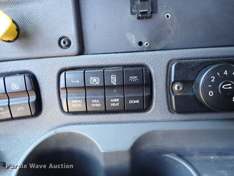 image for item DI1979 2015 Freightliner Cascadia  semi truck