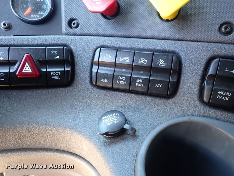 image for item DI1979 2015 Freightliner Cascadia  semi truck