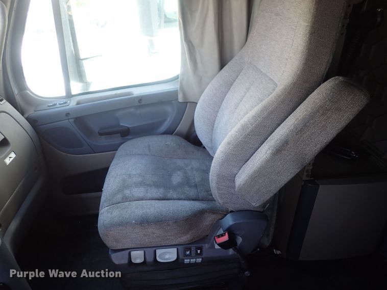 image for item DI1979 2015 Freightliner Cascadia  semi truck