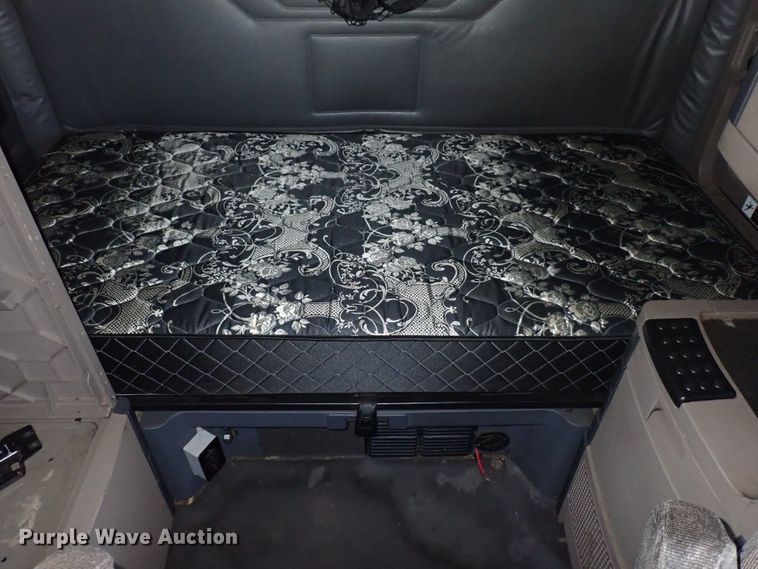 image for item DI1979 2015 Freightliner Cascadia  semi truck