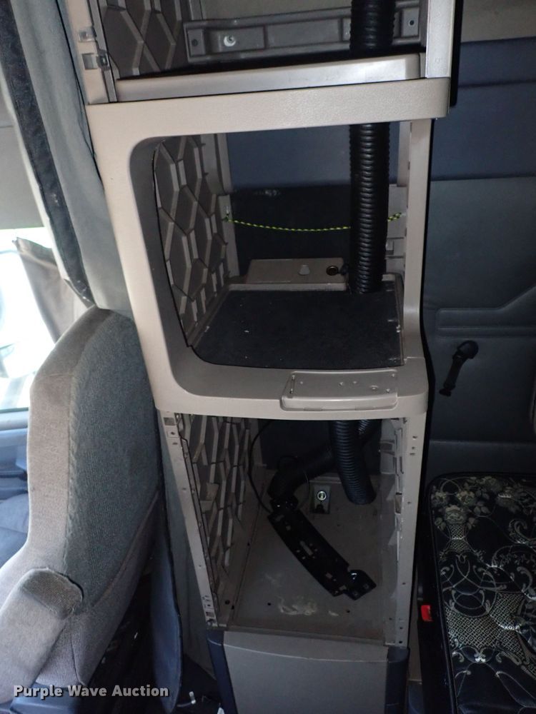 image for item DI1979 2015 Freightliner Cascadia  semi truck