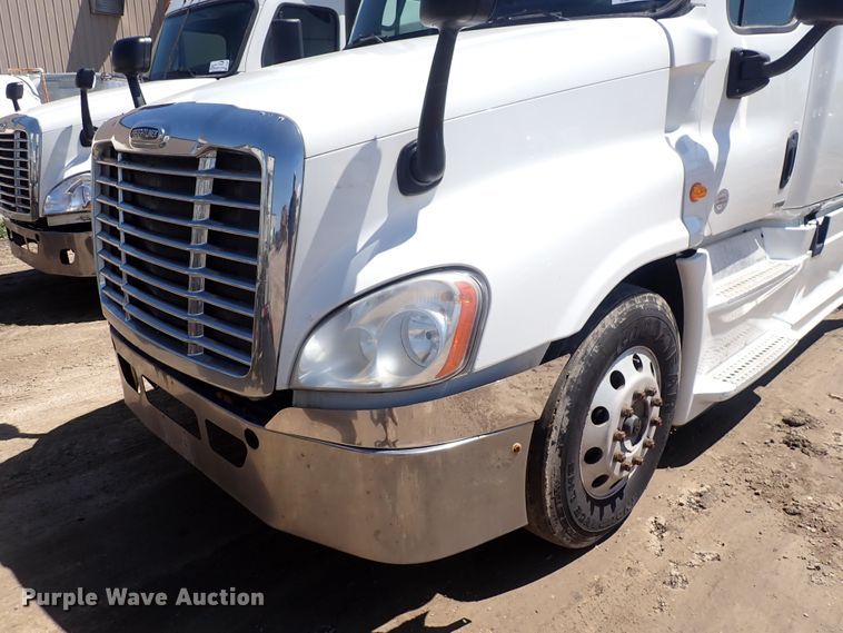 image for item DI1979 2015 Freightliner Cascadia  semi truck