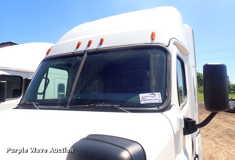 image for item DI1979 2015 Freightliner Cascadia  semi truck