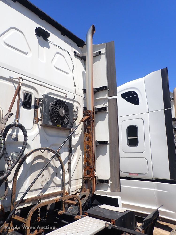 image for item DI1979 2015 Freightliner Cascadia  semi truck