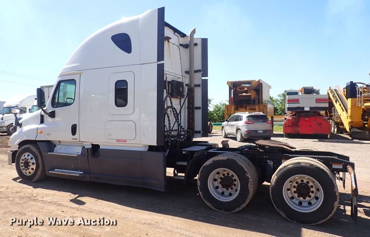 image for item DI1980 2014 Freightliner Cascadia  semi truck