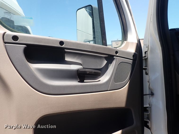 image for item DI1980 2014 Freightliner Cascadia  semi truck