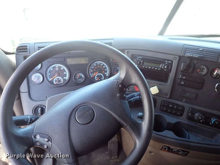 image for item DI1980 2014 Freightliner Cascadia  semi truck