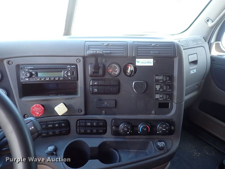 image for item DI1980 2014 Freightliner Cascadia  semi truck