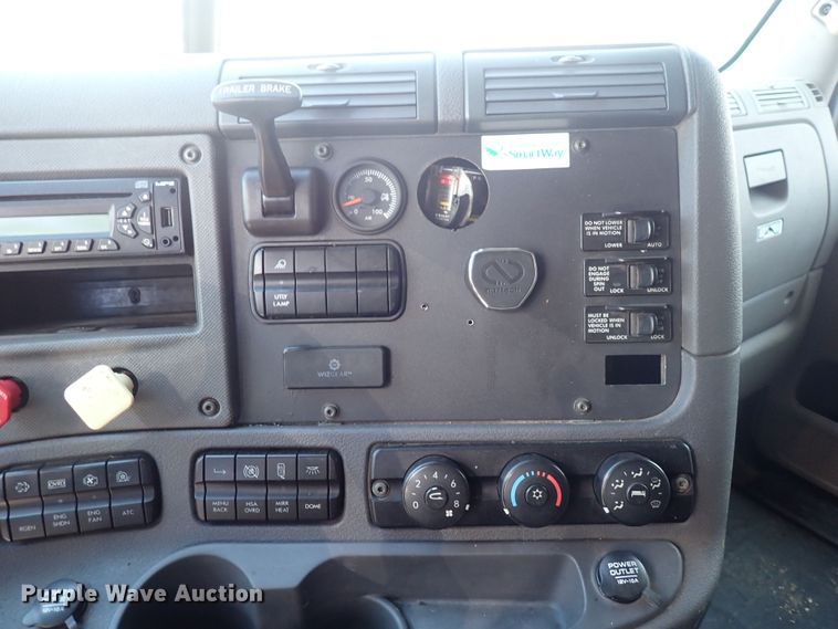 image for item DI1980 2014 Freightliner Cascadia  semi truck