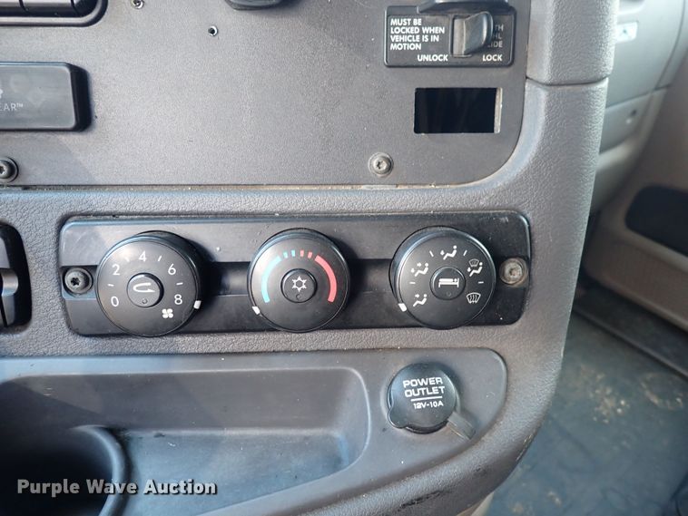 image for item DI1980 2014 Freightliner Cascadia  semi truck