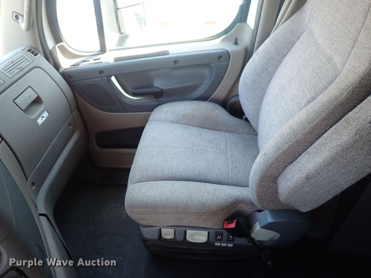 image for item DI1980 2014 Freightliner Cascadia  semi truck