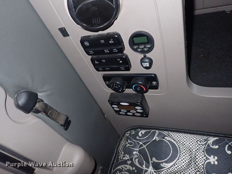 image for item DI1980 2014 Freightliner Cascadia  semi truck