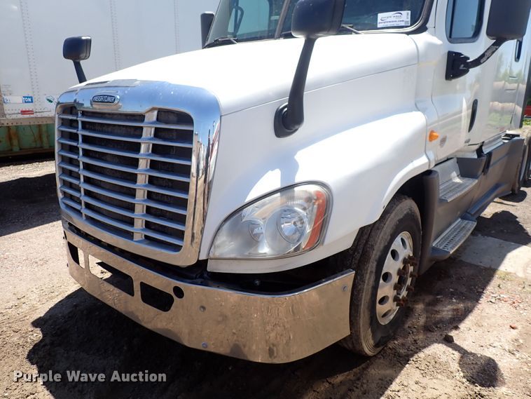 image for item DI1980 2014 Freightliner Cascadia  semi truck