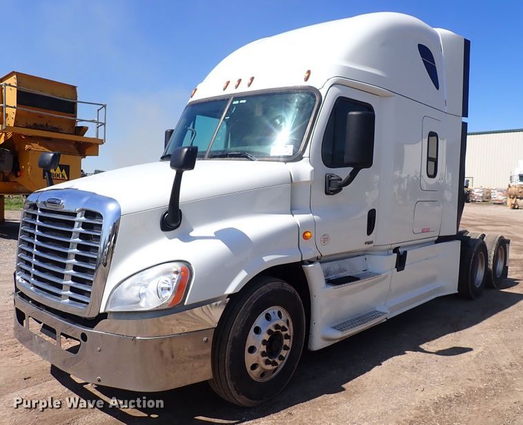 image for item DI1981 2015 Freightliner Cascadia  semi truck