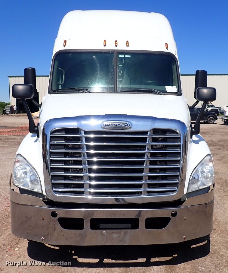 image for item DI1981 2015 Freightliner Cascadia  semi truck