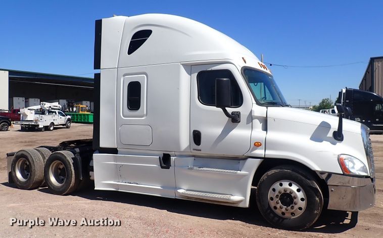 image for item DI1981 2015 Freightliner Cascadia  semi truck