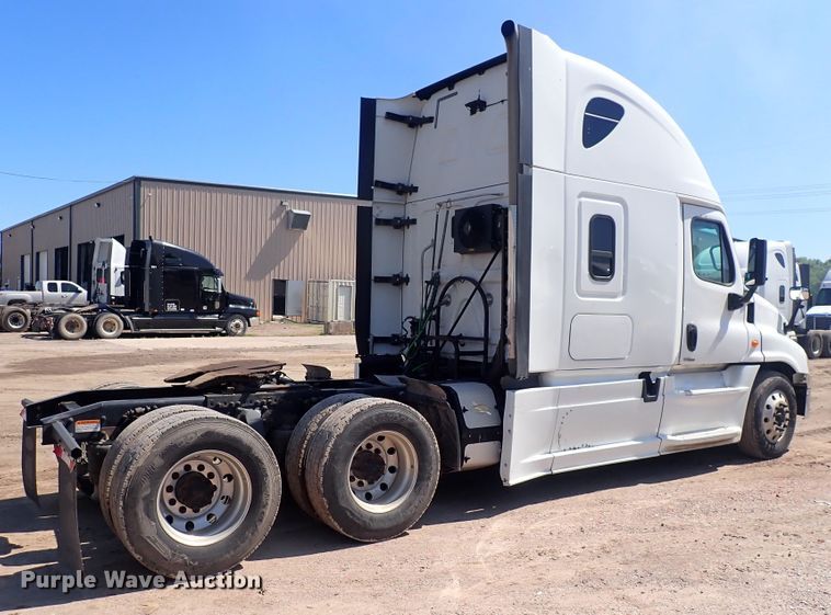 image for item DI1981 2015 Freightliner Cascadia  semi truck