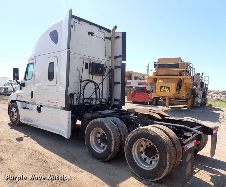 image for item DI1981 2015 Freightliner Cascadia  semi truck