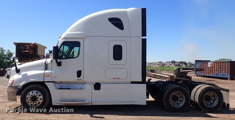 image for item DI1981 2015 Freightliner Cascadia  semi truck