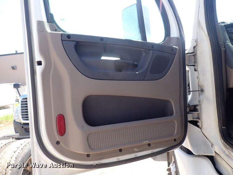 image for item DI1981 2015 Freightliner Cascadia  semi truck