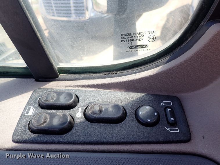 image for item DI1981 2015 Freightliner Cascadia  semi truck