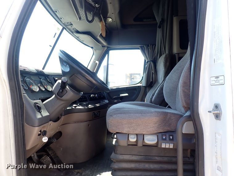 image for item DI1981 2015 Freightliner Cascadia  semi truck