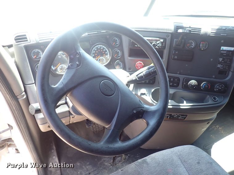 image for item DI1981 2015 Freightliner Cascadia  semi truck